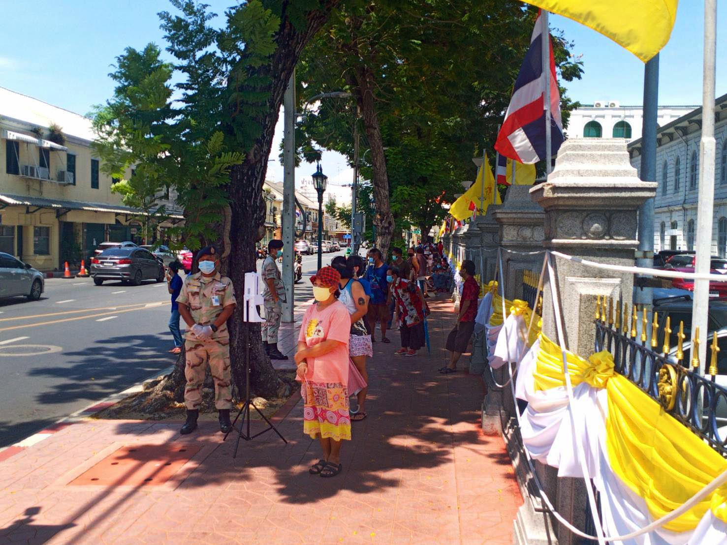 นิพนธ์ เติมเครื่องอุปโภค-บริโภค ตู้ปันสุข ร่วมกิจกรรม “คนมหาดไทย แบ่งปันน้ำใจ สู้ภัยโควิด-19”