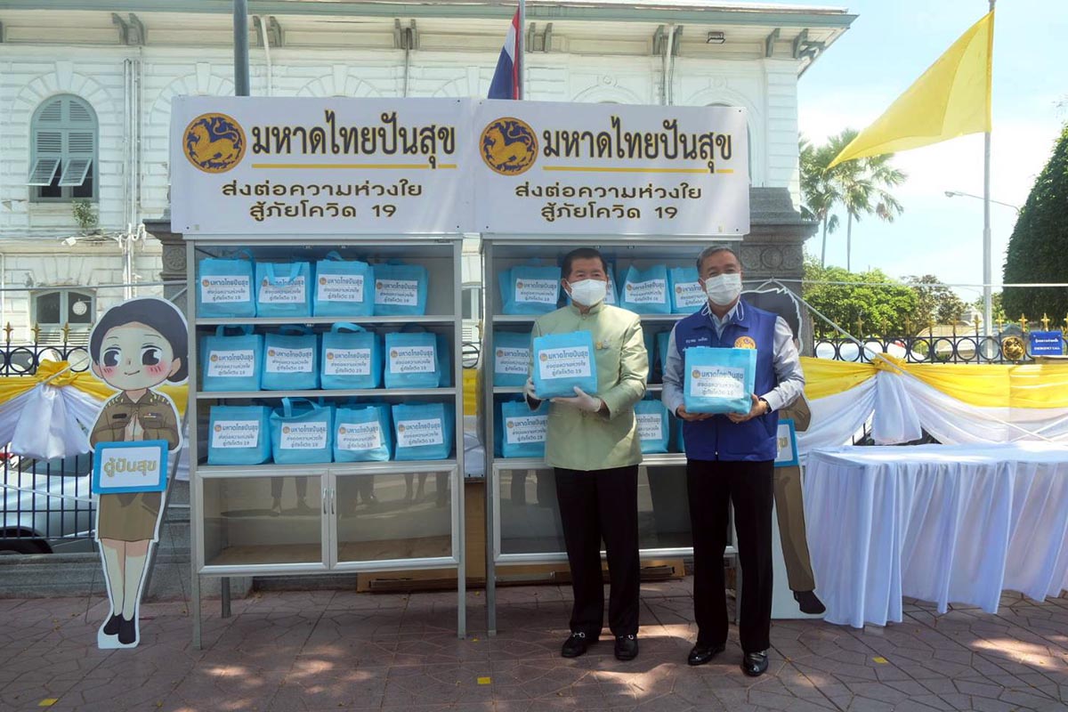 นิพนธ์ เติมเครื่องอุปโภค-บริโภค ตู้ปันสุข ร่วมกิจกรรม “คนมหาดไทย แบ่งปันน้ำใจ สู้ภัยโควิด-19”