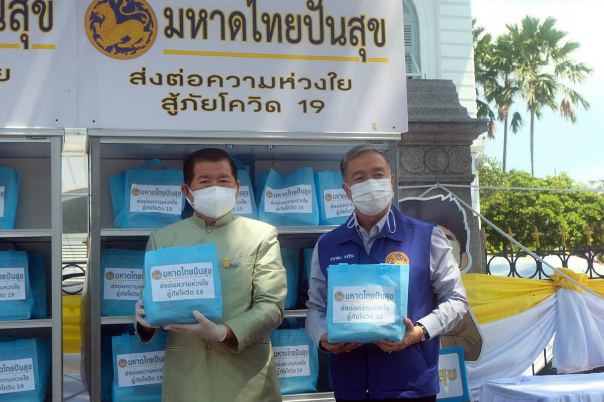 นิพนธ์ เติมเครื่องอุปโภค-บริโภค ตู้ปันสุข ร่วมกิจกรรม “คนมหาดไทย แบ่งปันน้ำใจ สู้ภัยโควิด-19”