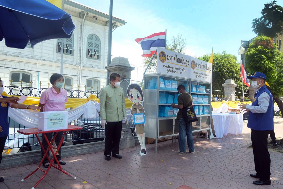 นิพนธ์ เติมเครื่องอุปโภค-บริโภค ตู้ปันสุข ร่วมกิจกรรม “คนมหาดไทย แบ่งปันน้ำใจ สู้ภัยโควิด-19”
