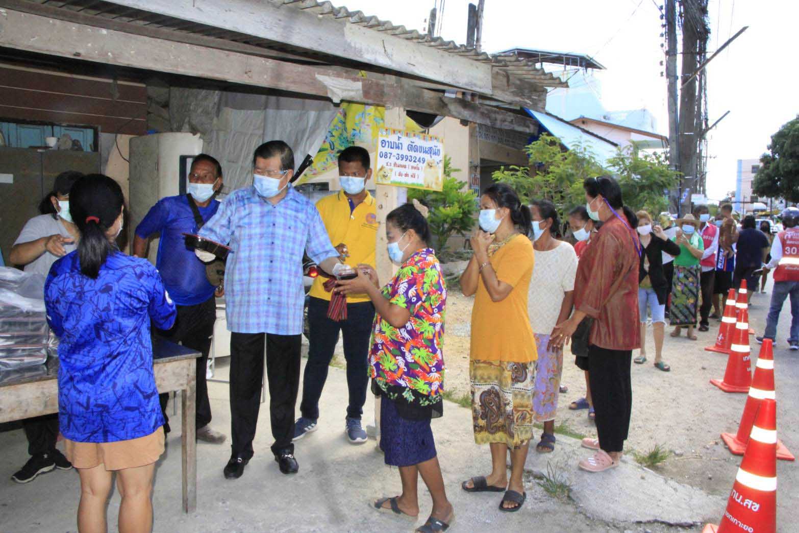 นิพนธ์ ร่วมครัวสรรเพชญ แจกข้าวกล่อง-น้ำดื่ม เพื่อเป็นกำลังใจจากสถานการณ์COVID-19