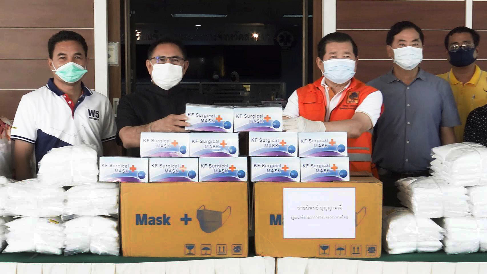 นิพนธ์ ห่วงผู้ปฎิบัติหน้าที่มอบชุด PPE และหน้ากากอนามัย ให้หน่วยแพทย์ฉุกเฉิน 1669 อบจ.สงขลา