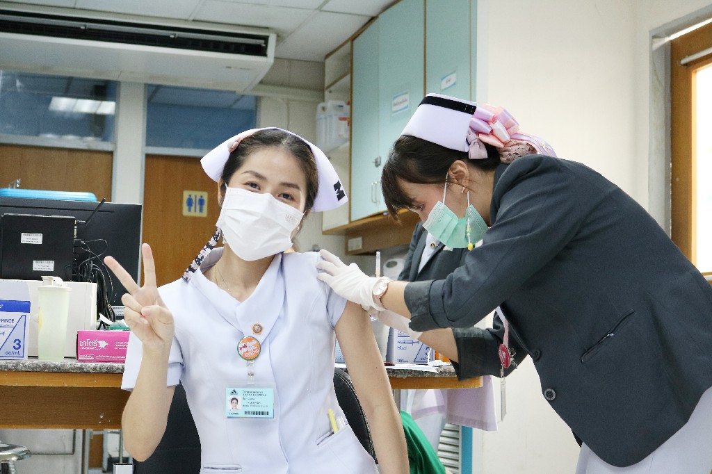 โรงพยาบาลลานนา รณรงค์ฉีดวัคซีนป้องกันโควิด-19 ให้บุคลากรทางการแพทย์ และเจ้าหน้าที่ 100 %