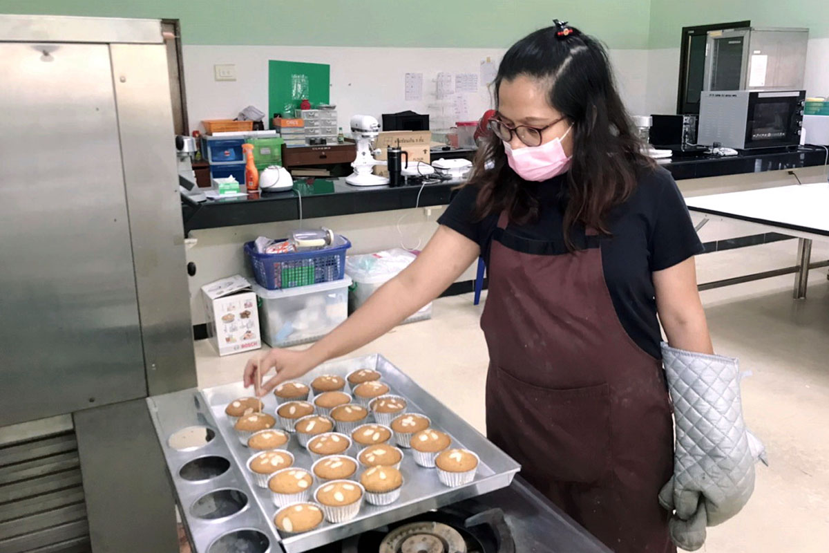 คณะเทคโนโลยีการเกษตร มรภ.สงขลา นำทีมจิตอาสาทำเค้กกล้วยหอม มอบทีมแพทย์ รพ.สนาม