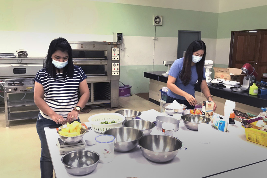 คณะเทคโนโลยีการเกษตร มรภ.สงขลา นำทีมจิตอาสาทำเค้กกล้วยหอม มอบทีมแพทย์ รพ.สนาม