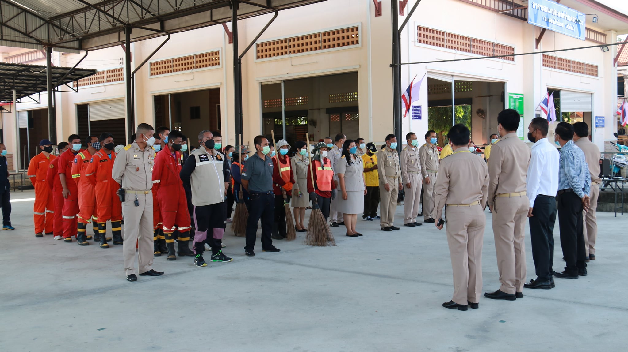 เทศบาลเมืองคอหงส์ ลงพื้นที่ฉีดล้างทำความสะอาดฆ่าเชื้อ (Big Cleaning)