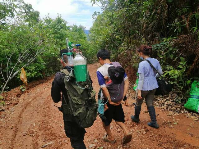 สุดยอดทหารพรานไทย! แบกถังออกซิเจนช่วยหนูน้อย 3 ขวบป่วยฉุกเฉิน ลุยโคลนเลน-ข้ามดอย 7 กม.ส่ง รพ.
