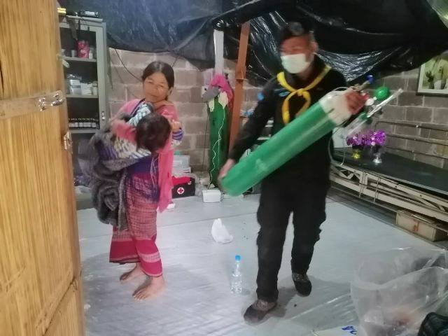 สุดยอดทหารพรานไทย! แบกถังออกซิเจนช่วยหนูน้อย 3 ขวบป่วยฉุกเฉิน ลุยโคลนเลน-ข้ามดอย 7 กม.ส่ง รพ.