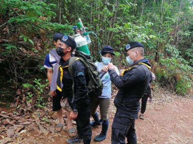สุดยอดทหารพรานไทย! แบกถังออกซิเจนช่วยหนูน้อย 3 ขวบป่วยฉุกเฉิน ลุยโคลนเลน-ข้ามดอย 7 กม.ส่ง รพ.