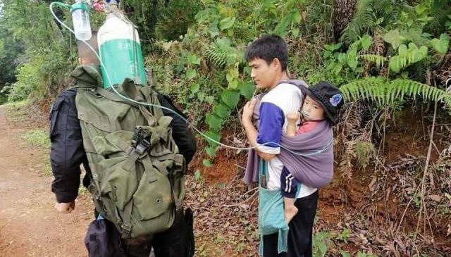 สุดยอดทหารพรานไทย! แบกถังออกซิเจนช่วยหนูน้อย 3 ขวบป่วยฉุกเฉิน ลุยโคลนเลน-ข้ามดอย 7 กม.ส่ง รพ.