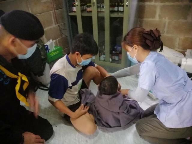 สุดยอดทหารพรานไทย! แบกถังออกซิเจนช่วยหนูน้อย 3 ขวบป่วยฉุกเฉิน ลุยโคลนเลน-ข้ามดอย 7 กม.ส่ง รพ.