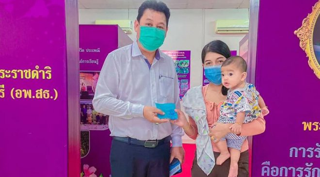 นายทวีศักดิ์ ทวีรัตน์ มอบคูปองให้แก่ประชาชนโครงการส่งเสริมโภชนาการแม่และเด็ก