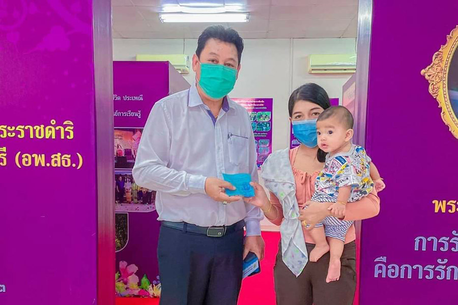 นายทวีศักดิ์ ทวีรัตน์ มอบคูปองให้แก่ประชาชนโครงการส่งเสริมโภชนาการแม่และเด็ก