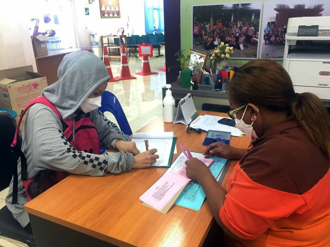 นายทวีศักดิ์ ทวีรัตน์ มอบคูปองให้แก่ประชาชนโครงการส่งเสริมโภชนาการแม่และเด็ก