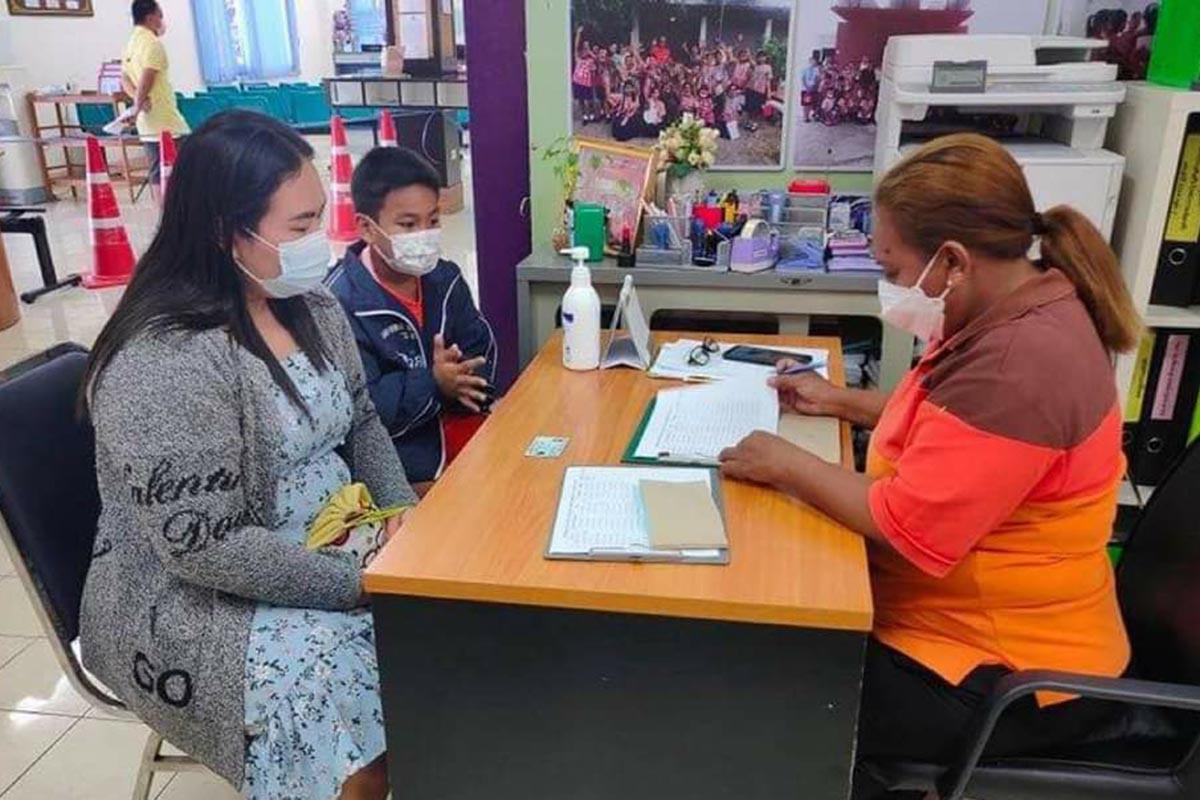 นายทวีศักดิ์ ทวีรัตน์ มอบคูปองให้แก่ประชาชนโครงการส่งเสริมโภชนาการแม่และเด็ก