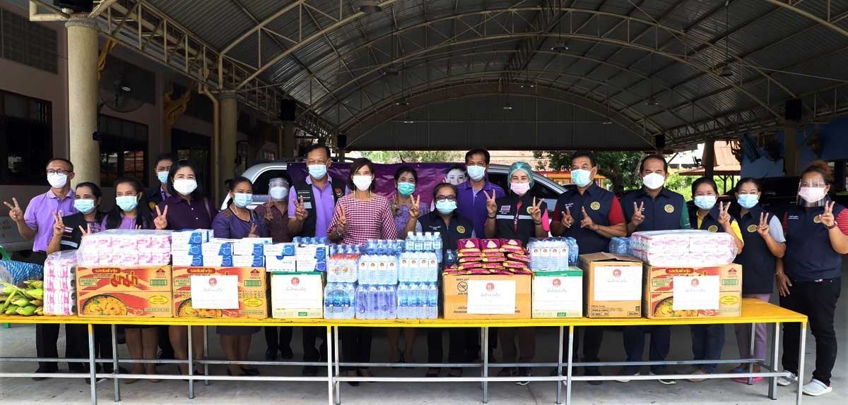 รองผู้ว่าฯ สงขลา มอบเครื่องอุปโภคบริโภค แก่ผู้ต้องกักกันตัวจากสถานการณ์โควิด-19 
