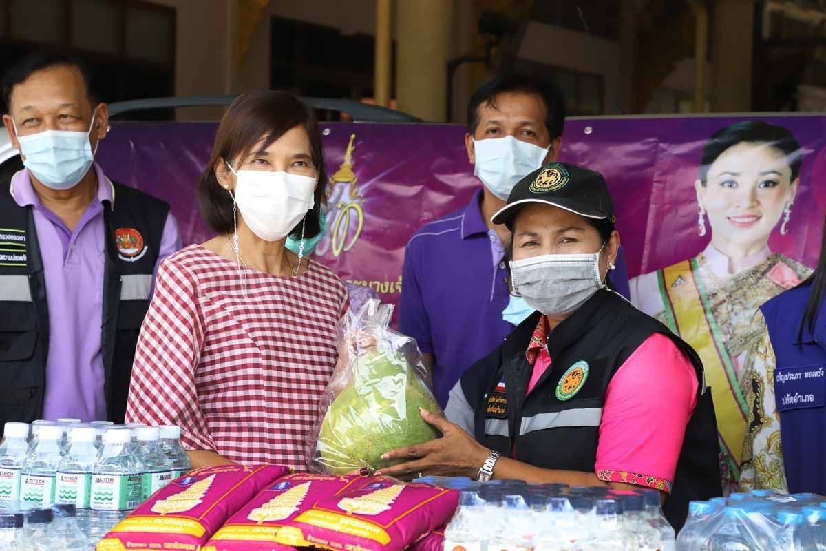 รองผู้ว่าฯ สงขลา มอบเครื่องอุปโภคบริโภค แก่ผู้ต้องกักกันตัวจากสถานการณ์โควิด-19