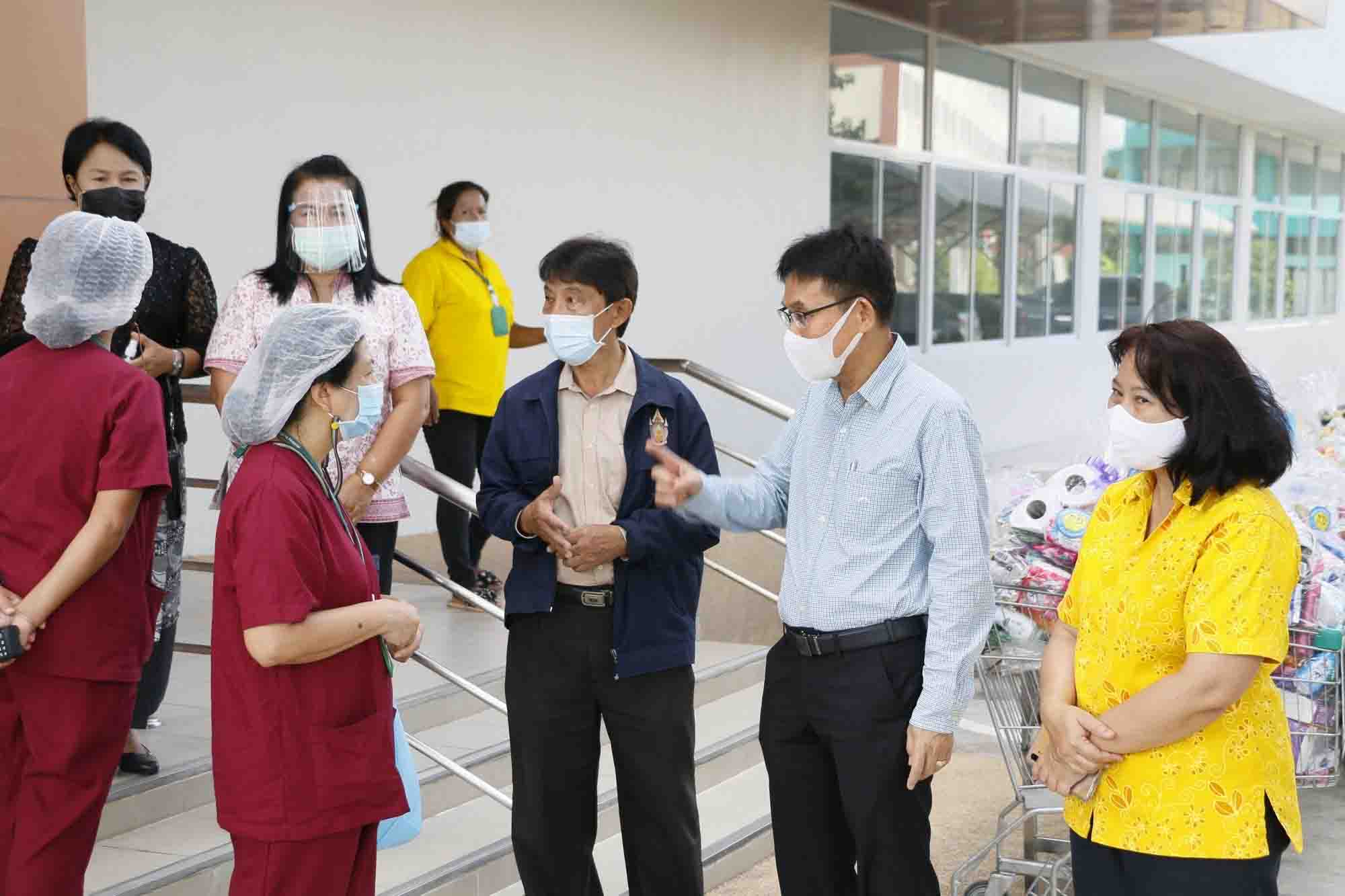 เทศบาลสงขลาร่วมมอบถุงยังชีพโรงพยาบาลสนาม