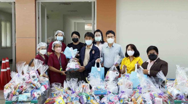 เทศบาลสงขลาร่วมมอบถุงยังชีพโรงพยาบาลสนาม
