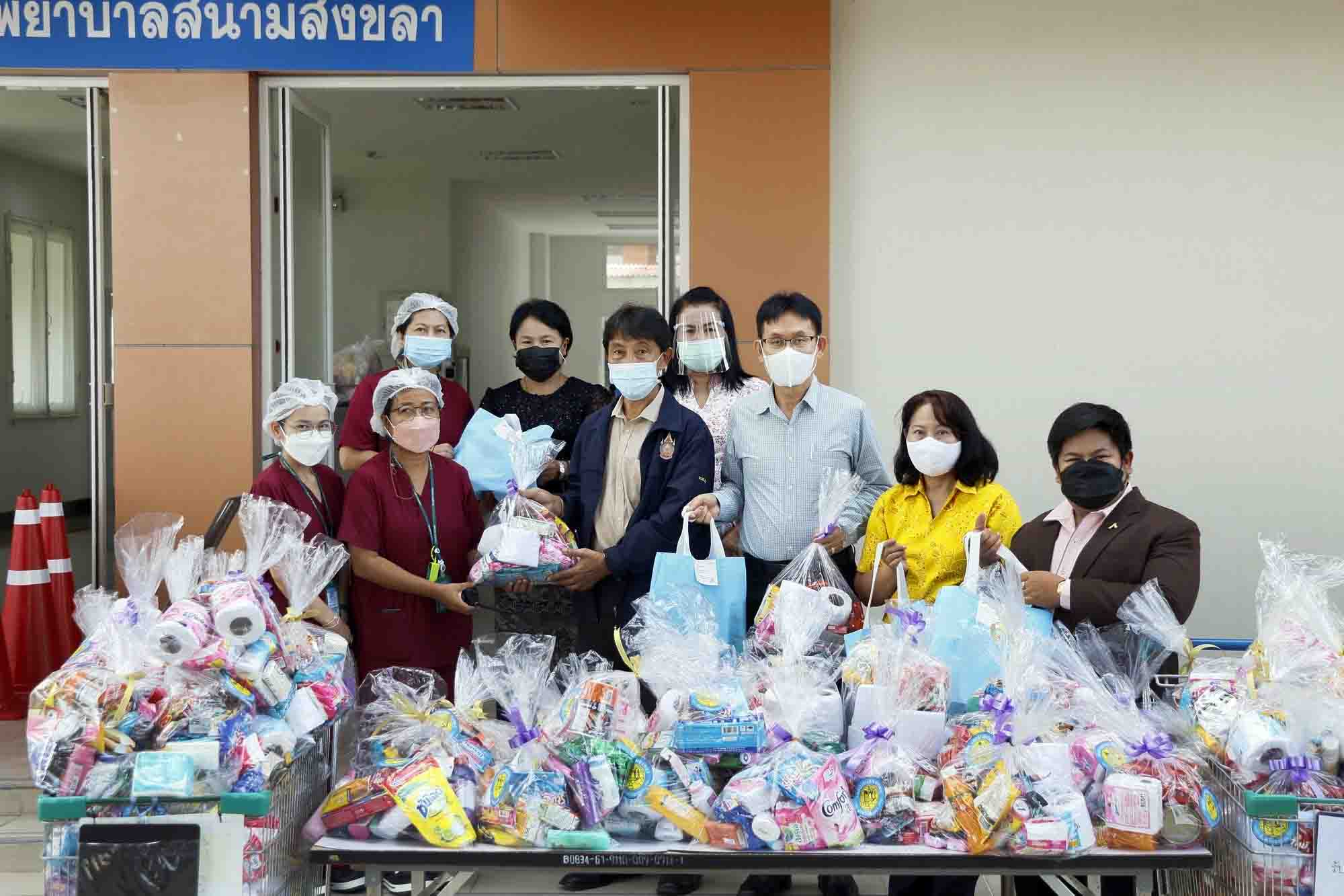 เทศบาลสงขลาร่วมมอบถุงยังชีพโรงพยาบาลสนาม