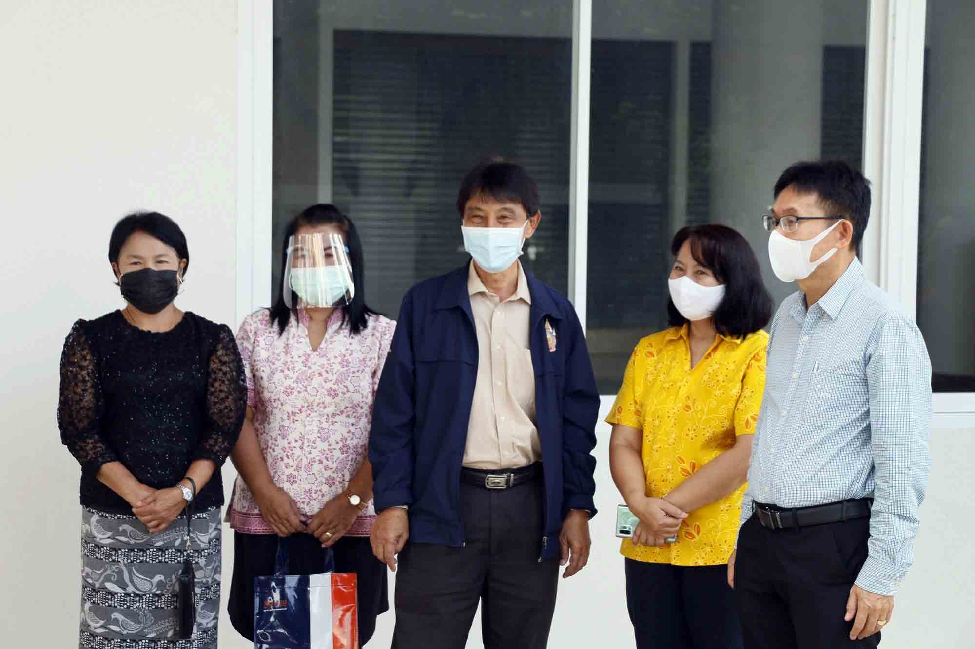 เทศบาลสงขลาร่วมมอบถุงยังชีพโรงพยาบาลสนาม