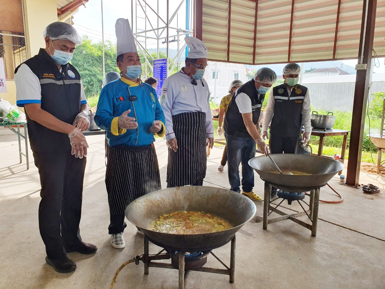 เทศบาลเมืองคอหงส์ร่วมกับอบจ.สงขลา เปิดครัวตามโครงการร่วมใจต้านภัยโควิด-19