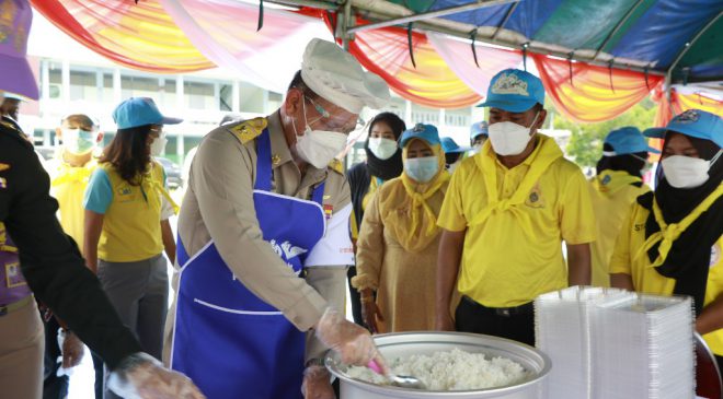 โรงครัว​พระราชทาน​ สภากาชาดไทย​ ปรุงอาหารเพื่อพี่น้องผู้ได้รับผลกระทบ​โรคไวรัสโคโรนา​ 2019
