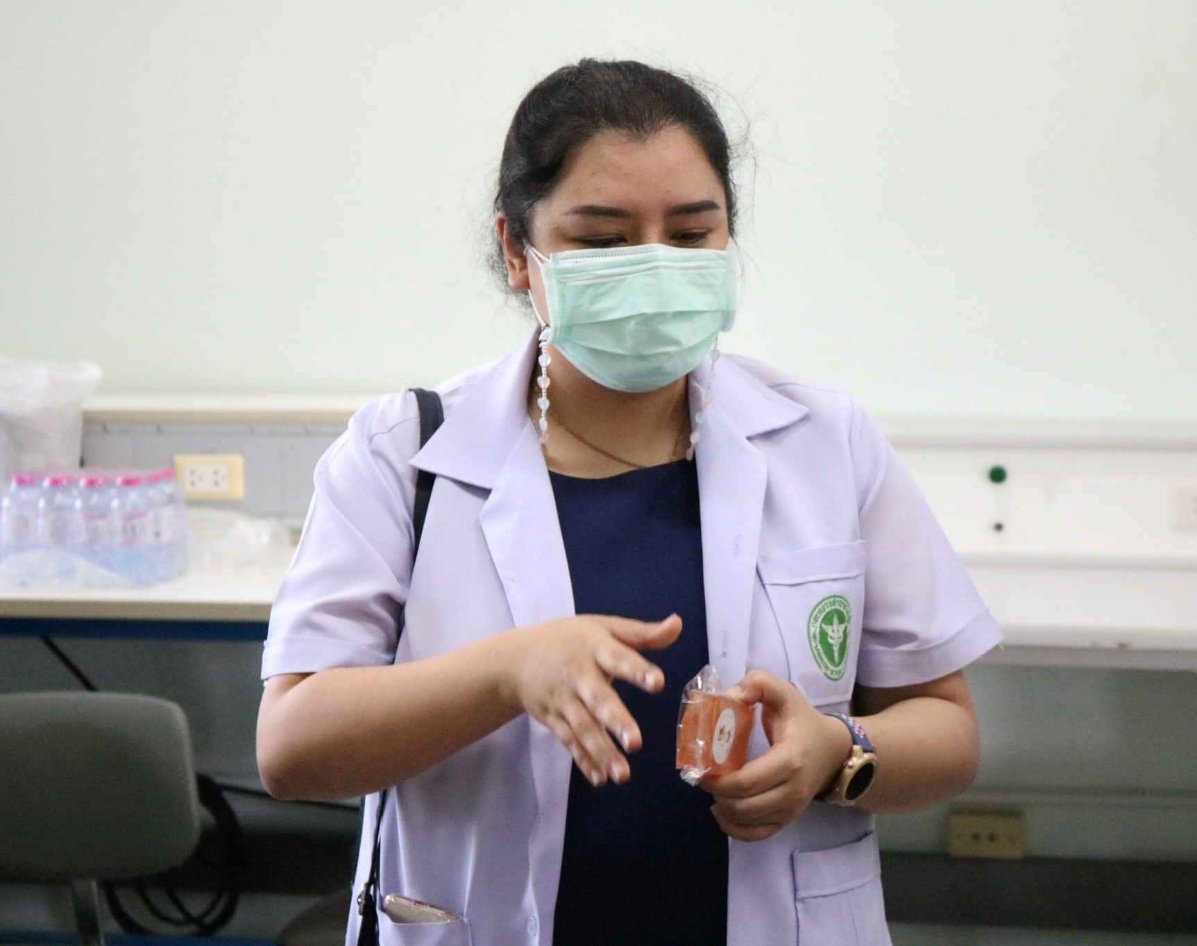 สาขาวิศวกรรม มทร.ศรีวิชัย ส่งมอบเครื่องจ่ายแอลกอฮอล์เจลอัตโนมัติ