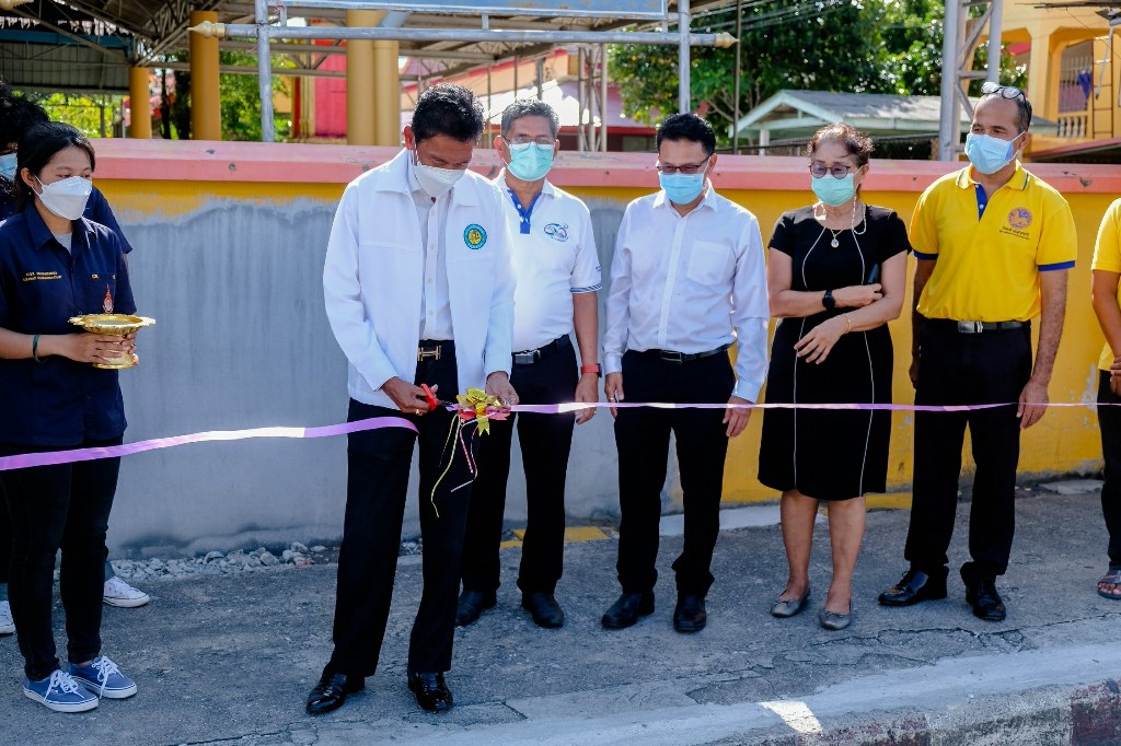 นายศรัญ บิลพัฒน์ นายกเทศมนตรีนครสงขลา รับมอบงานวิจัยโครงการระบบจราจรอัจฉริยะ