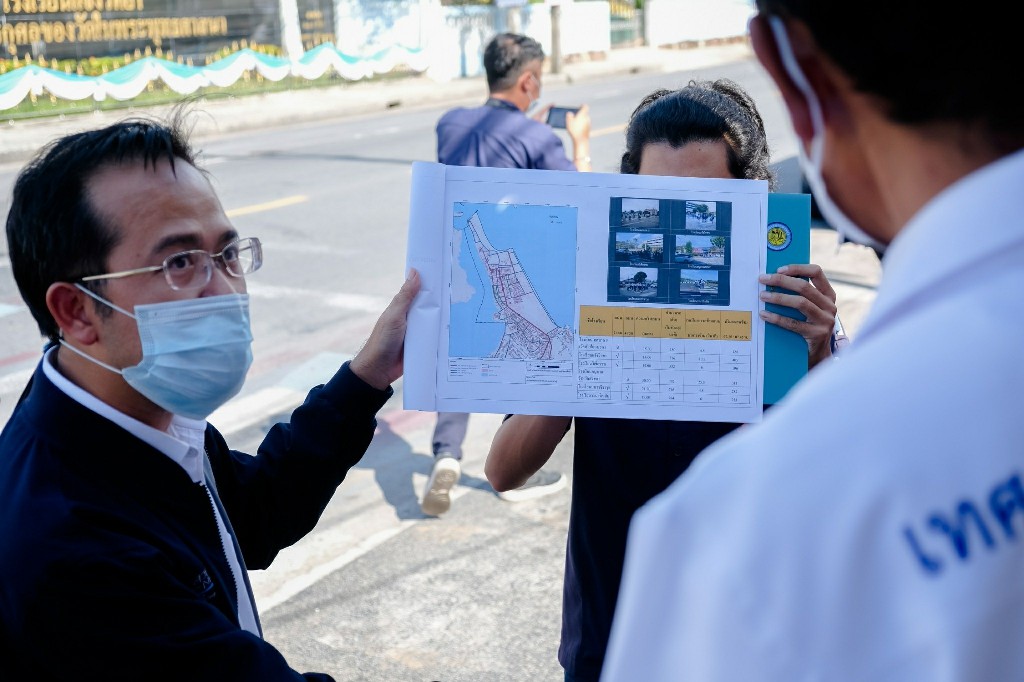 นายศรัญ บิลพัฒน์ นายกเทศมนตรีนครสงขลา รับมอบงานวิจัยโครงการระบบจราจรอัจฉริยะ