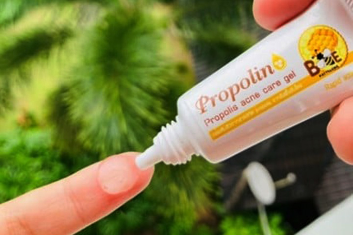 นักวิจัย ม.ทักษิณ เจ๋ง ผลิตเจลแต้มสิวนาโนพรอพอลิสจากชันโรง ครบจบในตัวเดียว