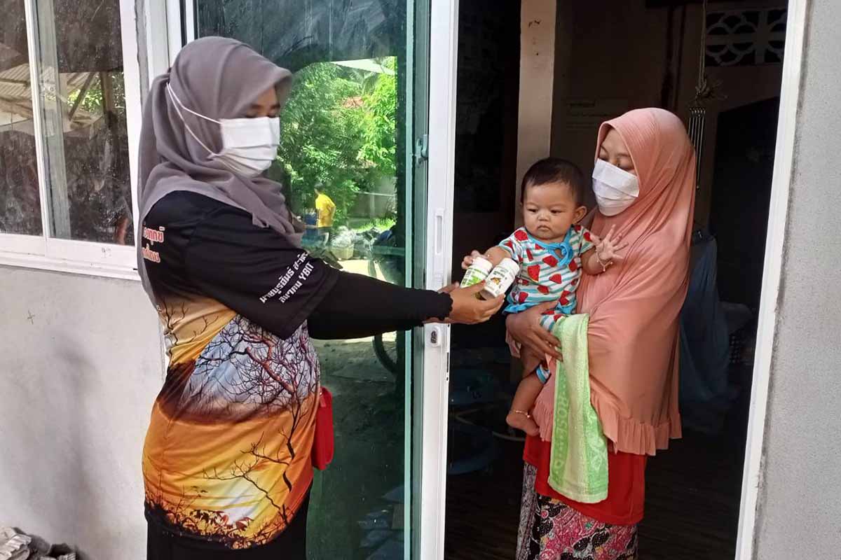 ศอ.บต. และกอ.รมน.ภาค 4 สน. จับมือ ภาคเอกชน ปูพรมแจกฟ้าทะลายโจร – กระชาย และถุงยังชีพ