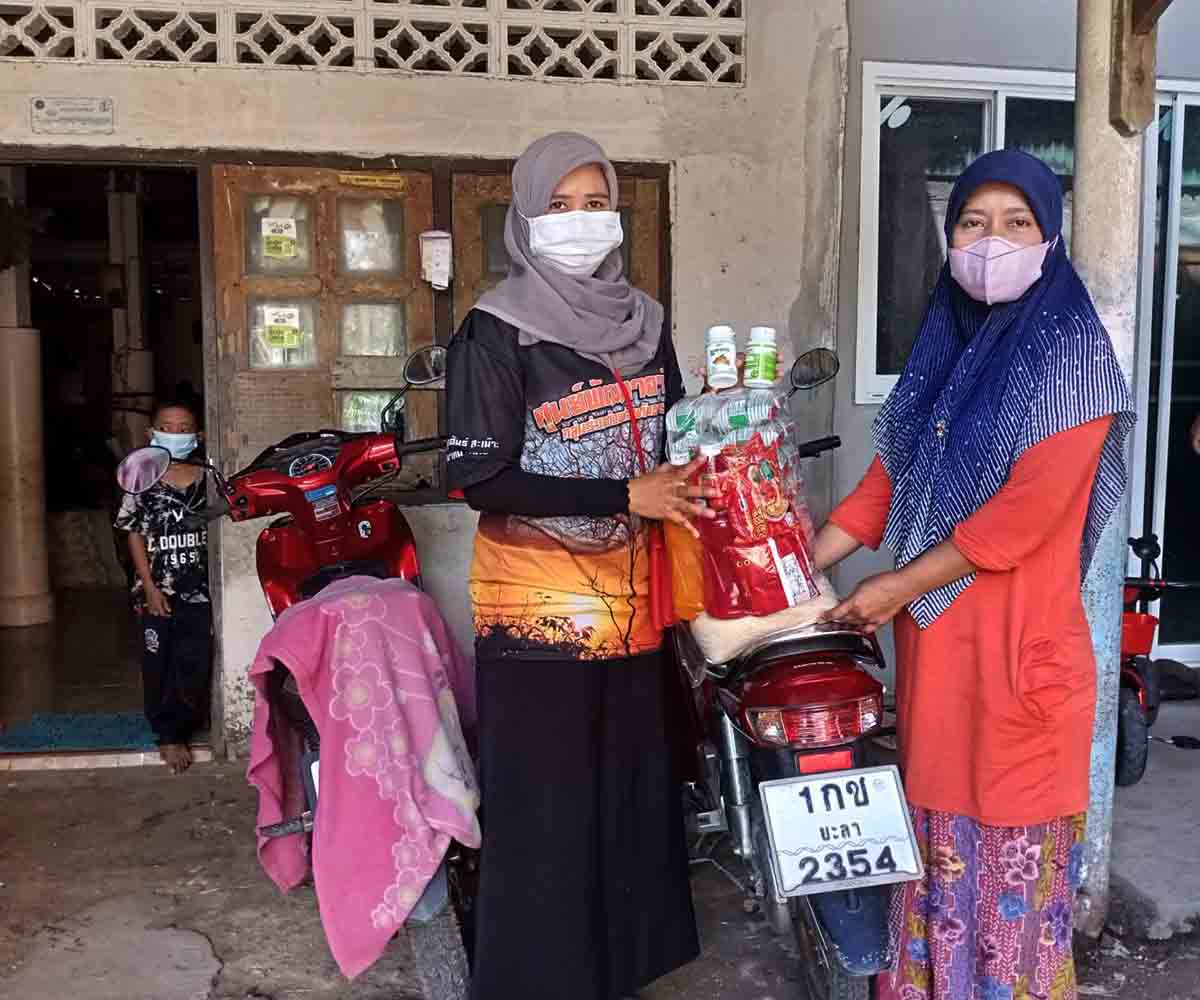 ศอ.บต. และกอ.รมน.ภาค 4 สน. จับมือ ภาคเอกชน ปูพรมแจกฟ้าทะลายโจร – กระชาย และถุงยังชีพ