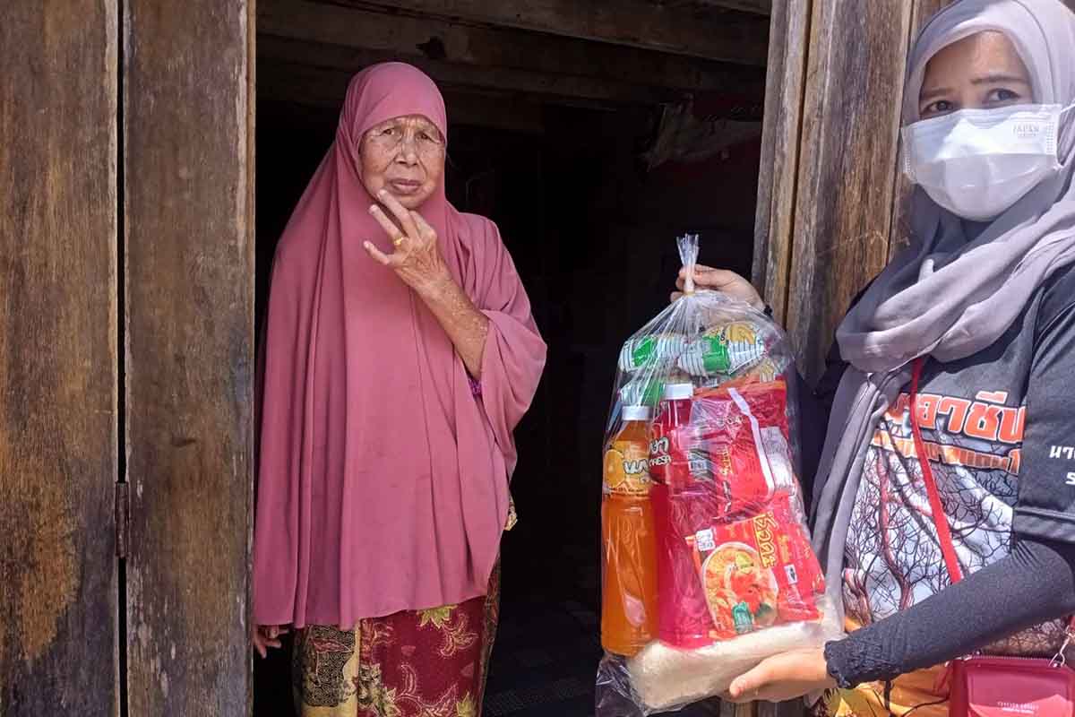 ศอ.บต. และกอ.รมน.ภาค 4 สน. จับมือ ภาคเอกชน ปูพรมแจกฟ้าทะลายโจร – กระชาย และถุงยังชีพ