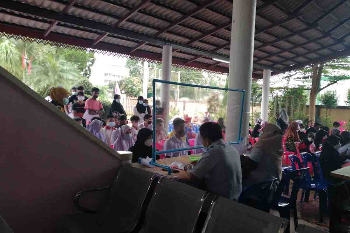 บัณฑิตอาสา เครือข่าย ศอ.บต. ลงพื้นที่ทำงานเชิงรุกต่อเนื่อง เชิญชวนพี่น้องในพื้นที่ฉีดวัคซีน