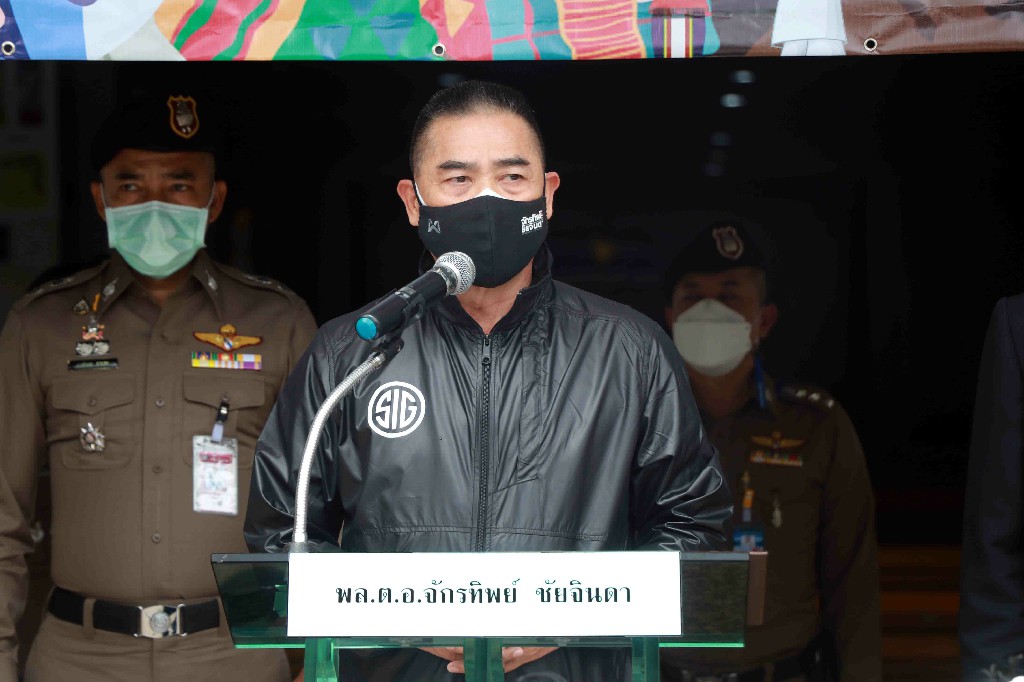 “บิ๊กแป๊ะ” ลงพื้นที่มอบสิ่งของบรรเทาทุกข์ พร้อมให้กำลังใจแก่เจ้าหน้าที่ที่ปฏิบัติงานในพื้นที่จ.ยะลา
