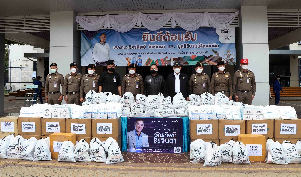 “บิ๊กแป๊ะ” ลงพื้นที่มอบสิ่งของบรรเทาทุกข์ พร้อมให้กำลังใจแก่เจ้าหน้าที่ที่ปฏิบัติงานในพื้นที่จ.ยะลา