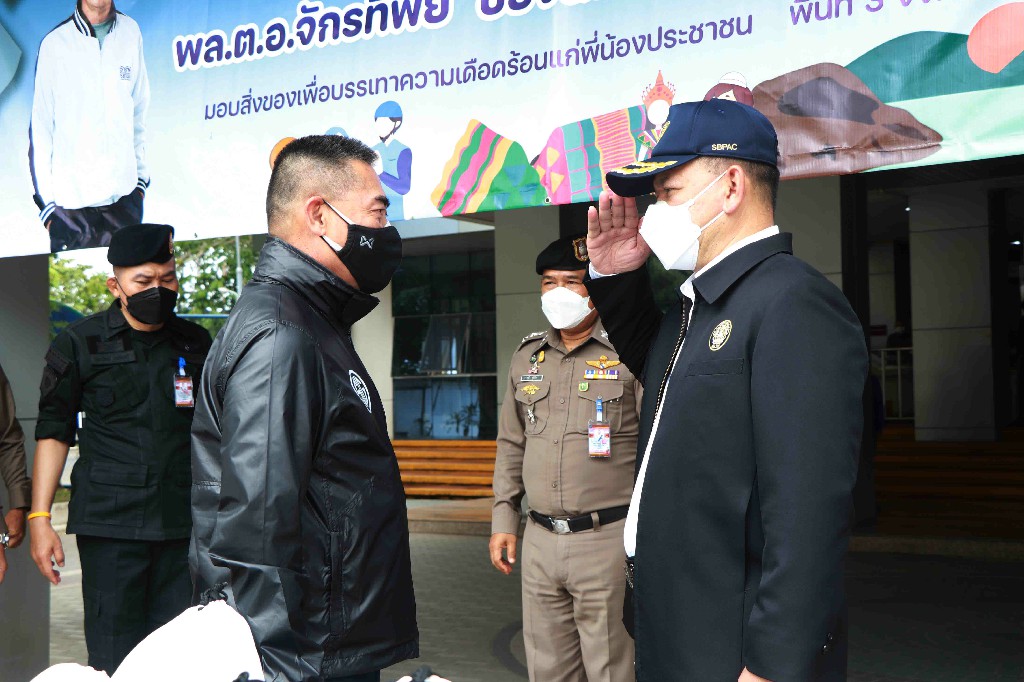 “บิ๊กแป๊ะ” ลงพื้นที่มอบสิ่งของบรรเทาทุกข์ พร้อมให้กำลังใจแก่เจ้าหน้าที่ที่ปฏิบัติงานในพื้นที่จ.ยะลา