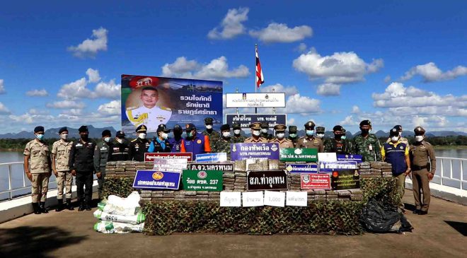นรข.ยึดกัญชาอัดแท่ง 1,000 กก. หลังชาวบ้านแจ้งเป้าหมาย