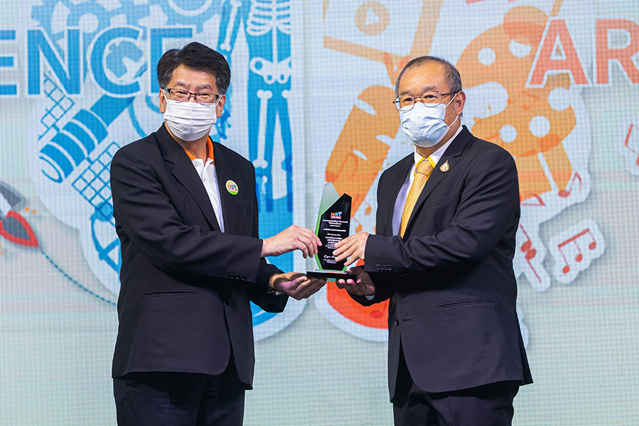 กฟผ. ร่วมพิธีเปิด พร้อมรับมอบโล่ร่วมจัดงานมหกรรมวิทย์ฯ 64