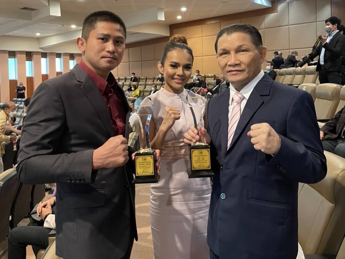 “นริส” ปลื้ม “เขาทราย” รับรางวัลผู้ปิดทองหลังพระภูมิใจแทนชมรมวีรบุรุษแชมป์โลกชาวไทย