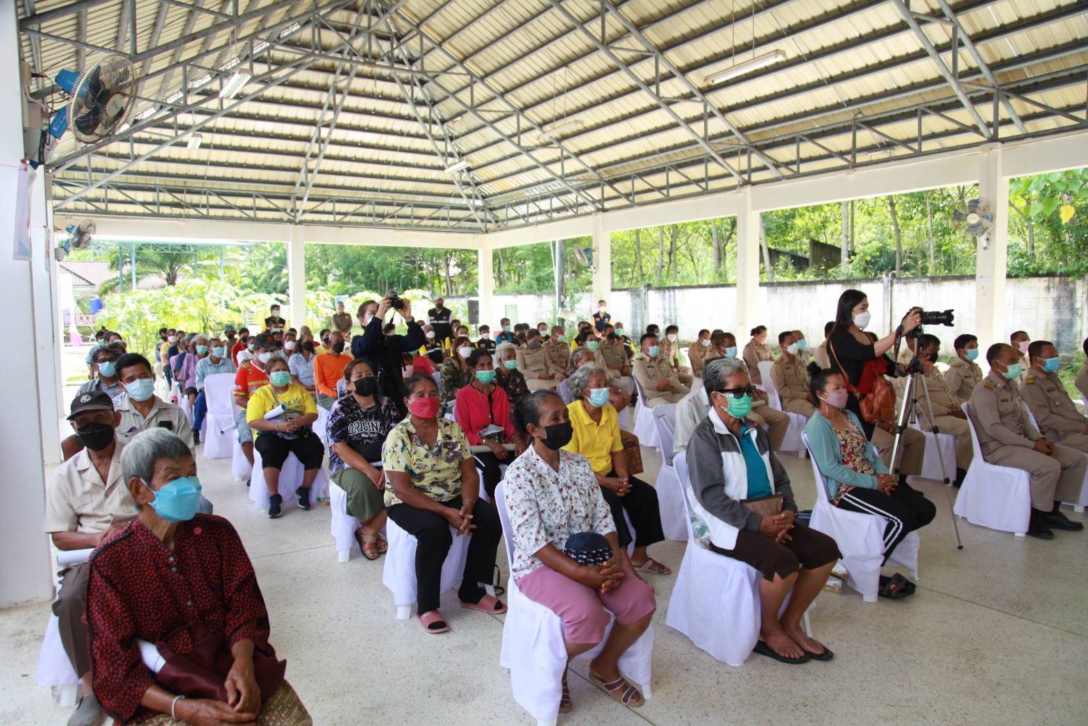 นิพนธ์ จับมือ ชัยชนะ ลุยเมืองคอนช่วยผู้ประสบภัยน้ำท่วม พร้อมสั่งเร่งเยียวยา