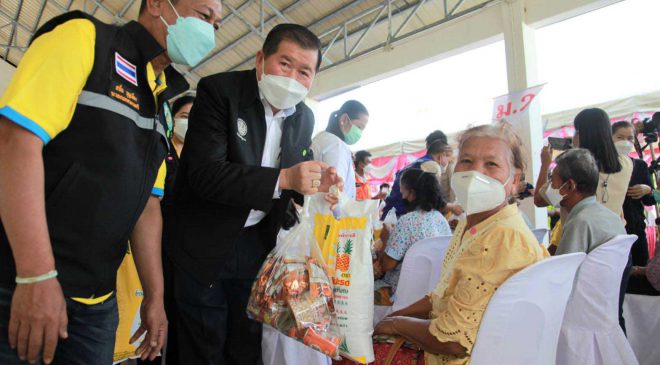นิพนธ์ จับมือ ชัยชนะ ลุยเมืองคอนช่วยผู้ประสบภัยน้ำท่วม พร้อมสั่งเร่งเยียวยา
