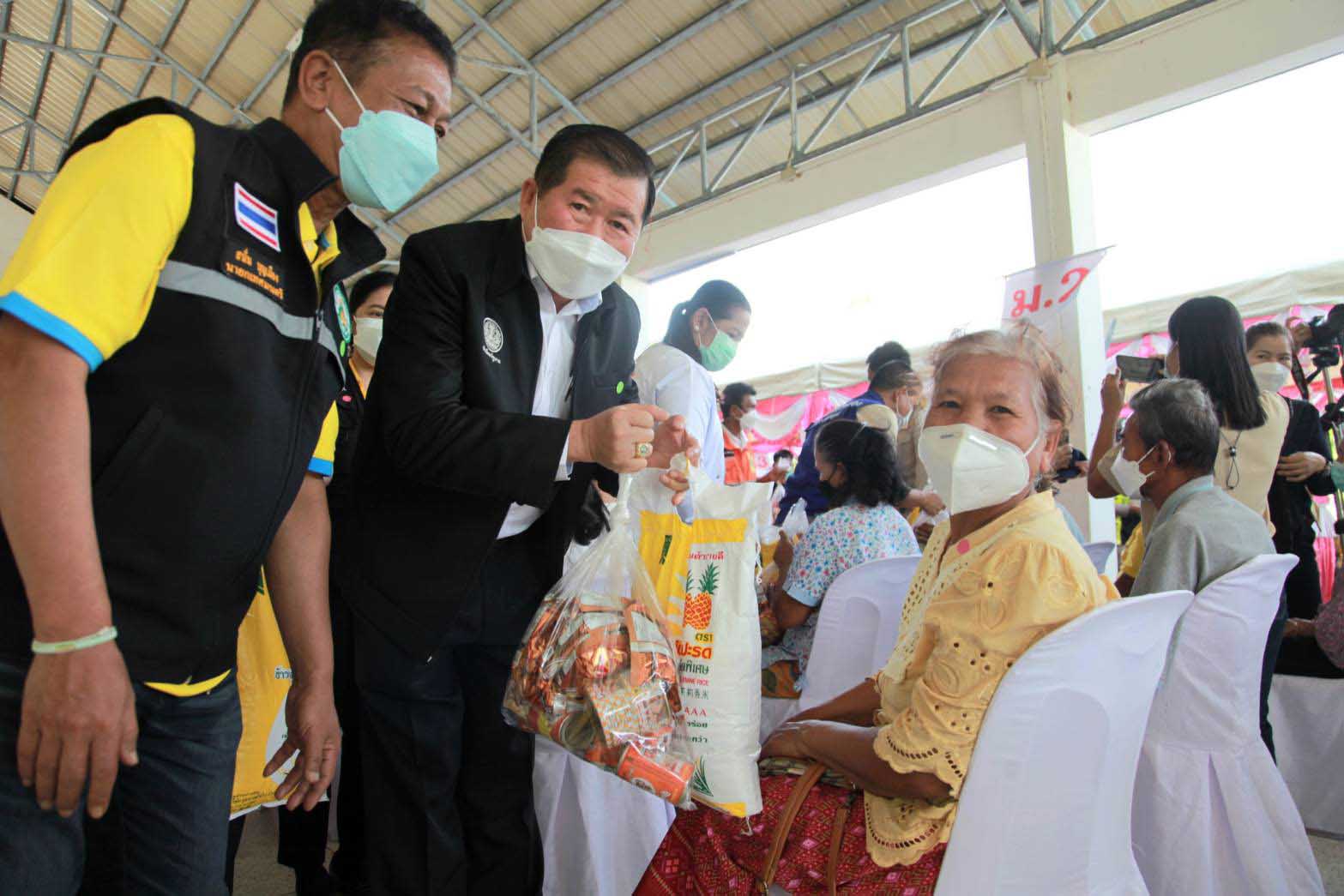 นิพนธ์ จับมือ ชัยชนะ ลุยเมืองคอนช่วยผู้ประสบภัยน้ำท่วม พร้อมสั่งเร่งเยียวยา