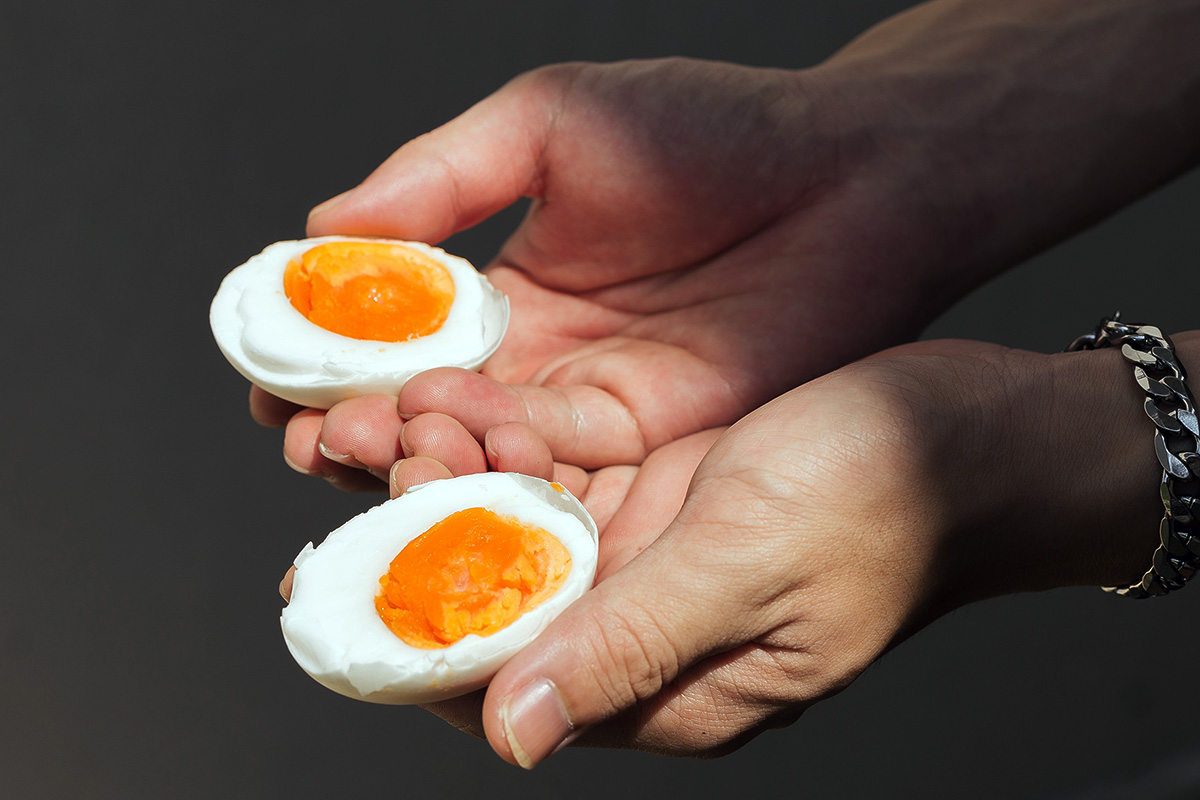 ไข่เค็มครูกุ้ง: พ่อค้าออนไลน์ในวัย 50 กับดีแทค เน็ตทำกิน