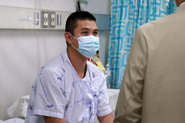 เลขาธิการ ศอ.บต. เข้าเยี่ยม อส.ทพ. 1 ในจนท.ที่ได้รับบาดเจ็บ จากเหตุลอบยิงฐานร้อยทพ.4513