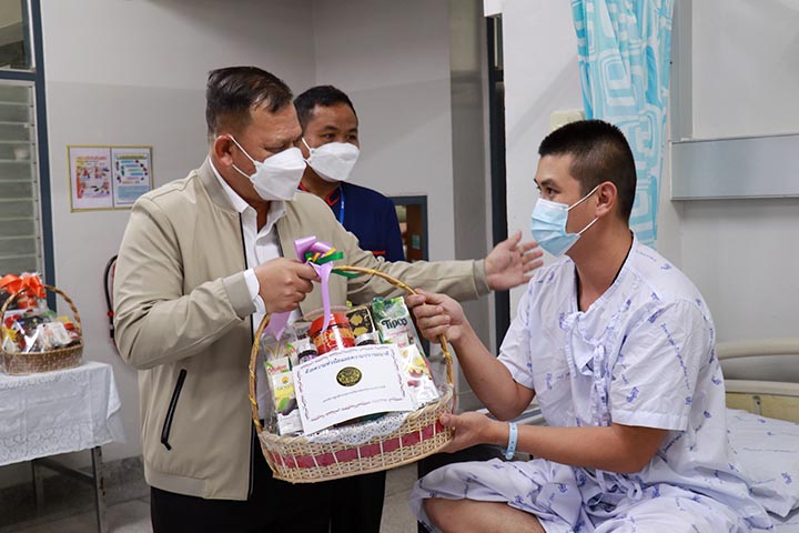 เลขาธิการ ศอ.บต. เข้าเยี่ยม อส.ทพ. 1 ในจนท.ที่ได้รับบาดเจ็บ จากเหตุลอบยิงฐานร้อยทพ.4513