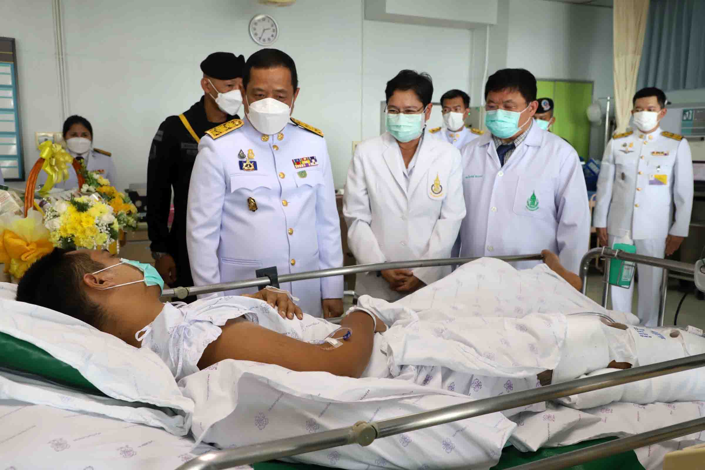 พระบาทสมเด็จพระเจ้าอยู่หัว และสมเด็จพระนางเจ้าฯ พระบรมราชินี ทรงพระกรุณาโปรดเกล้าฯ แจกันดอกไม้และตะกร้าสิ่งของพระราชทาน