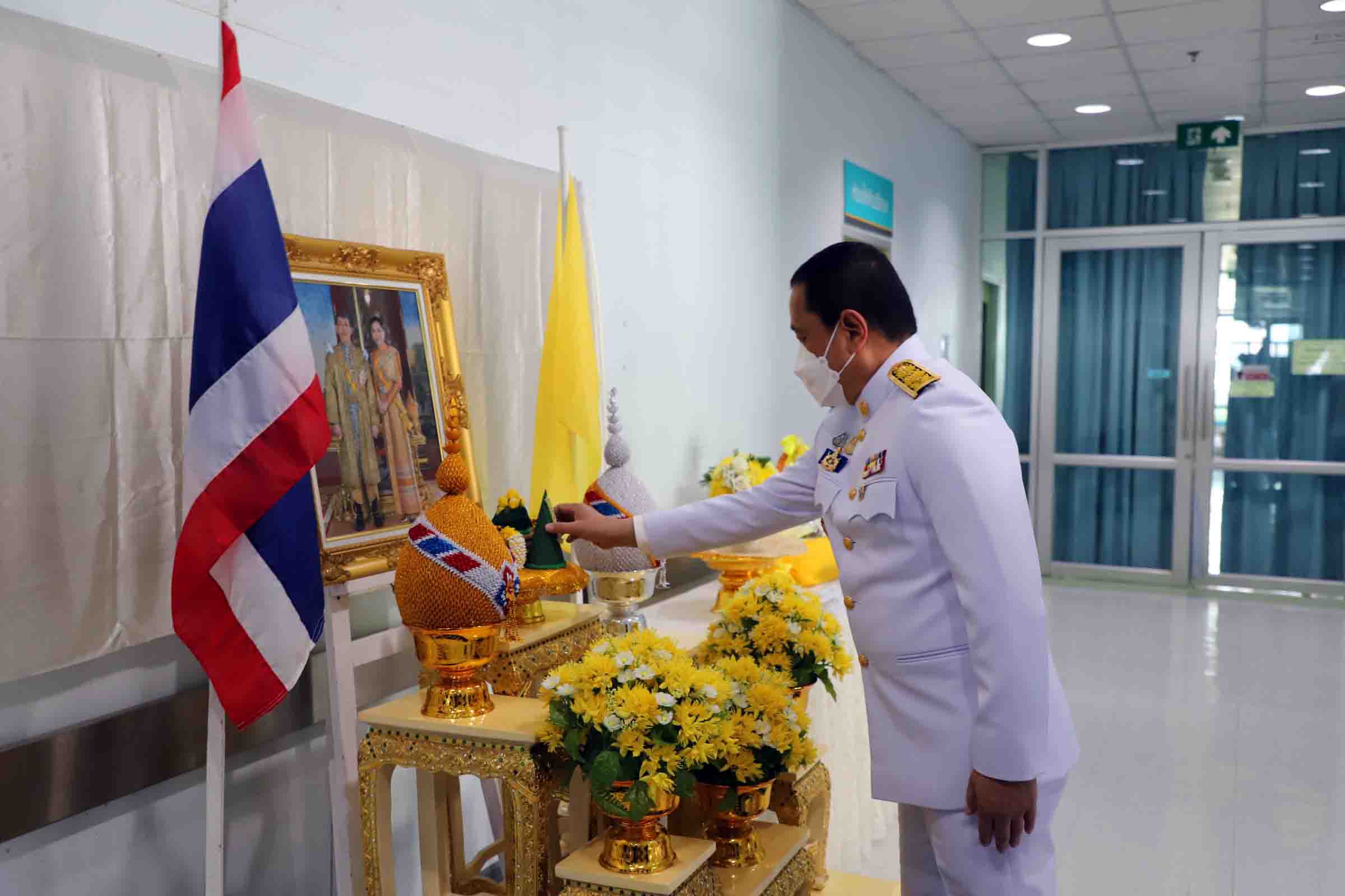 พระบาทสมเด็จพระเจ้าอยู่หัว และสมเด็จพระนางเจ้าฯ พระบรมราชินี ทรงพระกรุณาโปรดเกล้าฯ แจกันดอกไม้และตะกร้าสิ่งของพระราชทาน