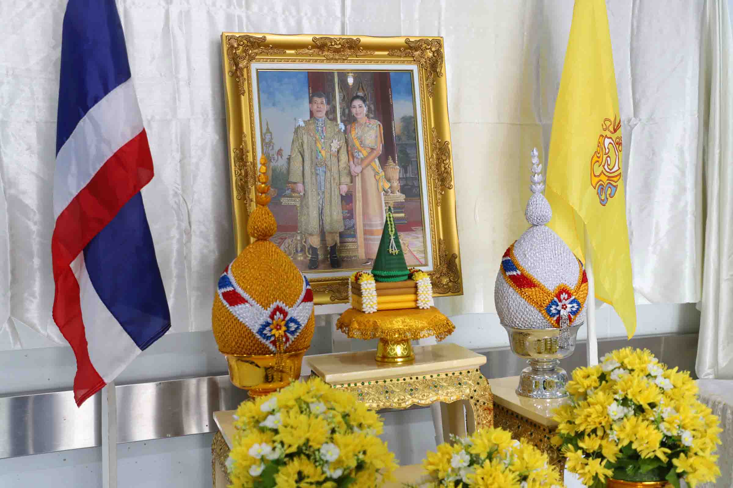 พระบาทสมเด็จพระเจ้าอยู่หัว และสมเด็จพระนางเจ้าฯ พระบรมราชินี ทรงพระกรุณาโปรดเกล้าฯ แจกันดอกไม้และตะกร้าสิ่งของพระราชทาน